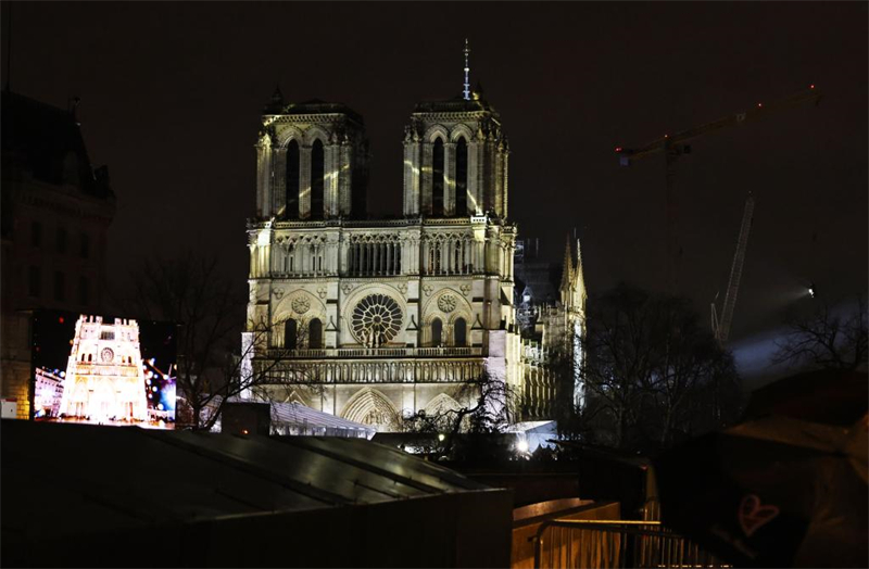 Réouverture de Notre-Dame de Paris : l'émotion collective des Parisiens et des visiteurs