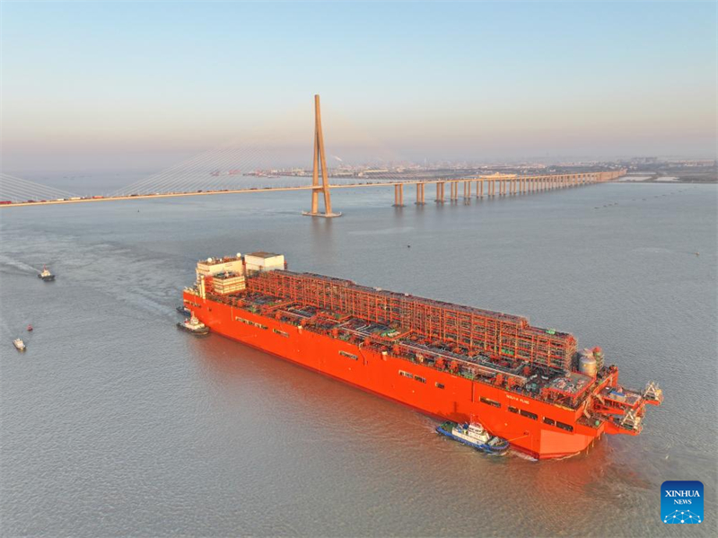 Jiangsu/Zhejiang : la première installation de FLNG à grande échelle fabriquée en Chine transférée de Nantong à Zhoushan