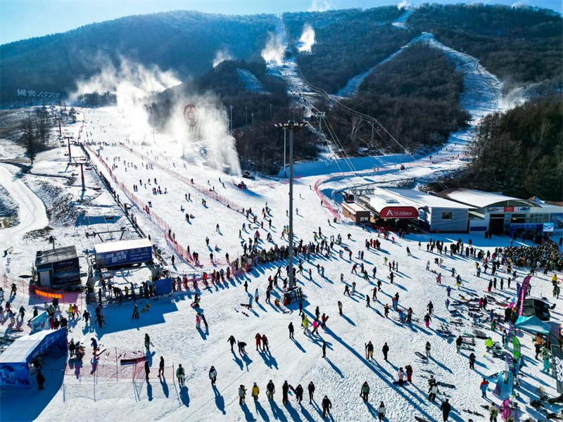 Photo aérienne prise par un drone de la Station de ski de Beidahu, à Jilin, ville de la province chinoise du Jilin (nord-est), le 23 novembre 2024. (Photo : Yan Linyun)