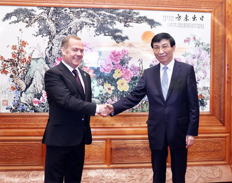 Le plus haut conseiller politique chinois rencontre le président du parti Russie unie