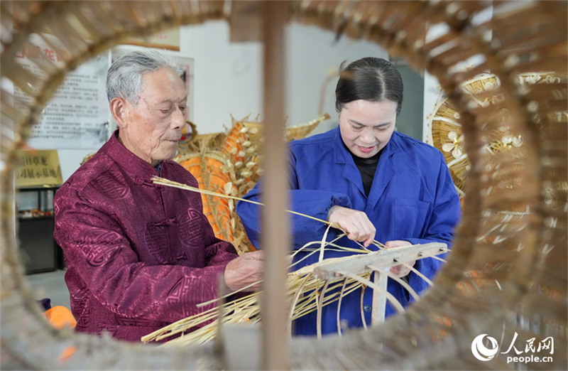 A la découverte du patrimoine culturel immatériel national : la transformation de la paille en une danse du dragon millénaire à Hukou, dans le Jiangxi