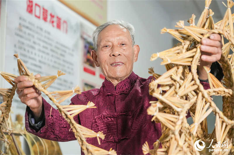 A la découverte du patrimoine culturel immatériel national : la transformation de la paille en une danse du dragon millénaire à Hukou, dans le Jiangxi