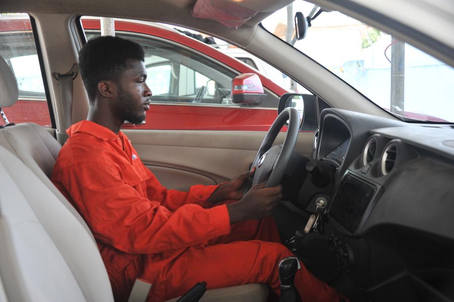 Photo prise le 8 octobre 2021 montrant un employé effectuant un essai de conduite dans une voiture électrique importée de Chine à Accra, au Ghana. (Xinhua/Seth)