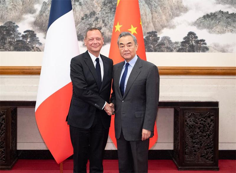 Wang Yi, membre du Bureau politique du Comité central du Parti communiste chinois (PCC) et directeur du Bureau de la Commission centrale des affaires étrangères, a coprésidé le 26e Dialogue stratégique Chine-France avec Emmanuel Bonne, conseiller diplomatique du président français, à Beijing, le 14 décembre 2024. (Photo : Li Tao)