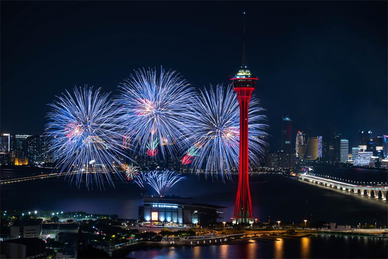 Des feux d'artifice illuminent le ciel de Macao, dans le sud de la Chine, le 1er octobre 2024 (Photo : Cheong Kam Ka)