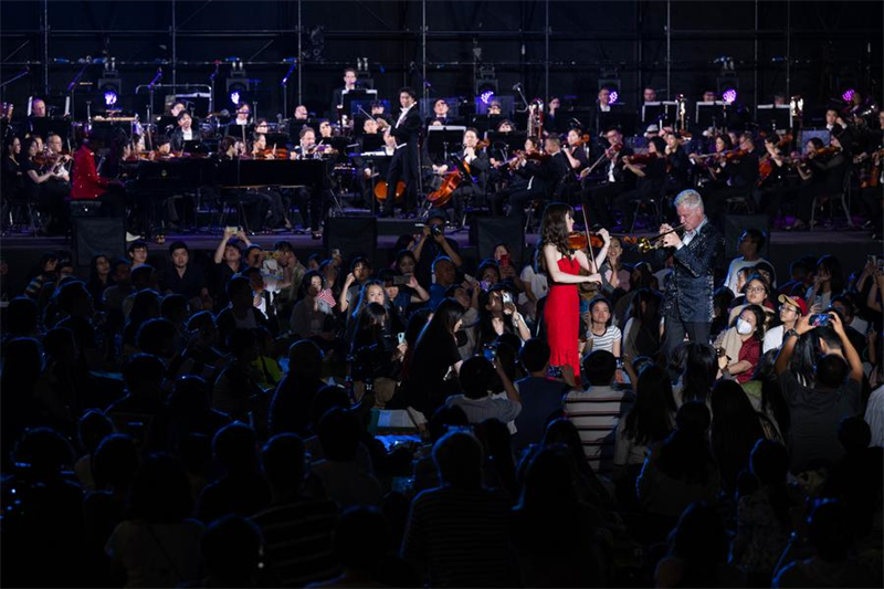 Un concert en plein air sur la Place du Centre culturel de Macao, dans le sud de la Chine, le 16 novembre 2024. (Photo : Cheong Kam Ka)