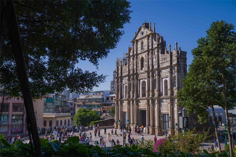 Des touristes visitent les Ruines de Saint Paul à Macao, dans le sud de la Chine, le 26 novembre 2024. (Photo : Cheong Kam Ka)