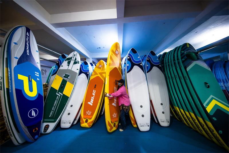 Jiangsu : les planches de surf fabriquées à Sihong prêtes à « prendre la mer » à l'étranger