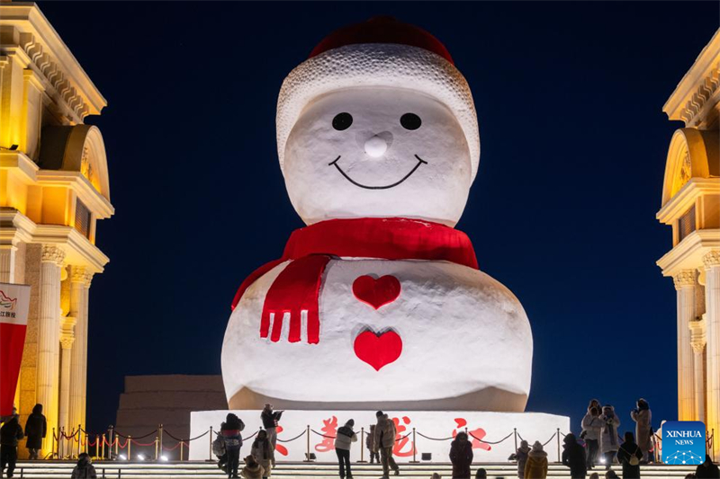 Heilongjiang : un bonhomme de neige géant installé à Harbin