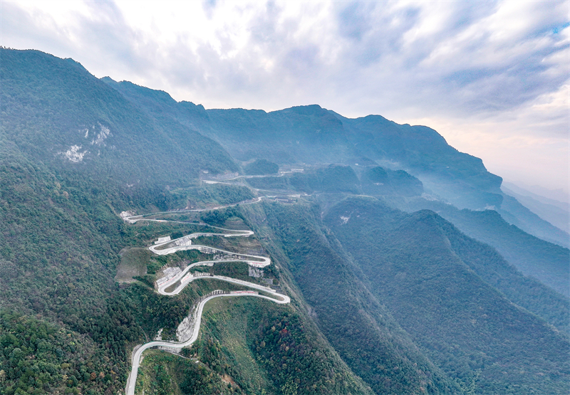 Sichuan : une route vers la prospérité construite sur une falaise abrupte à Huaying