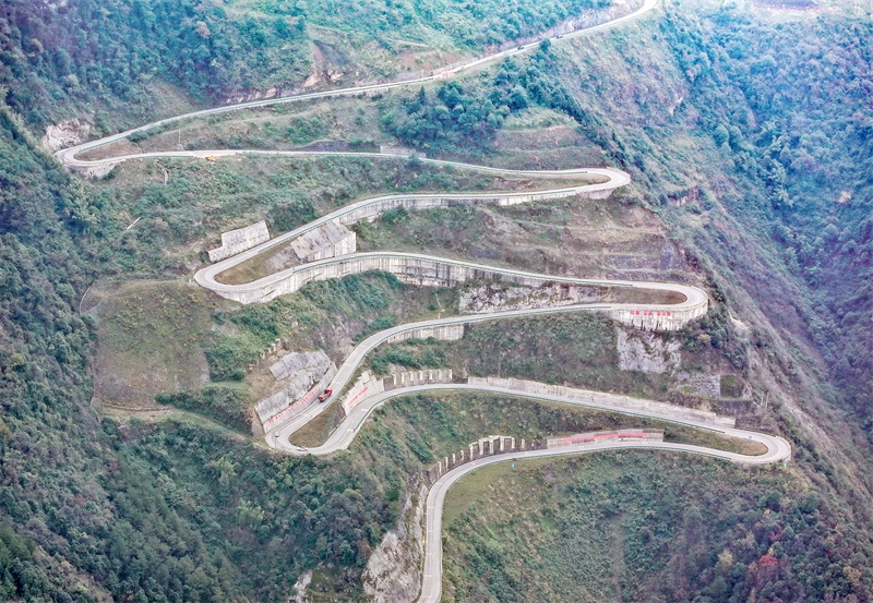 Sichuan : une route vers la prospérité construite sur une falaise abrupte à Huaying