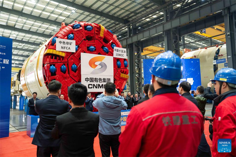 Hunan : une machine de forage de tunnels sort de la chaîne de production à Changsha