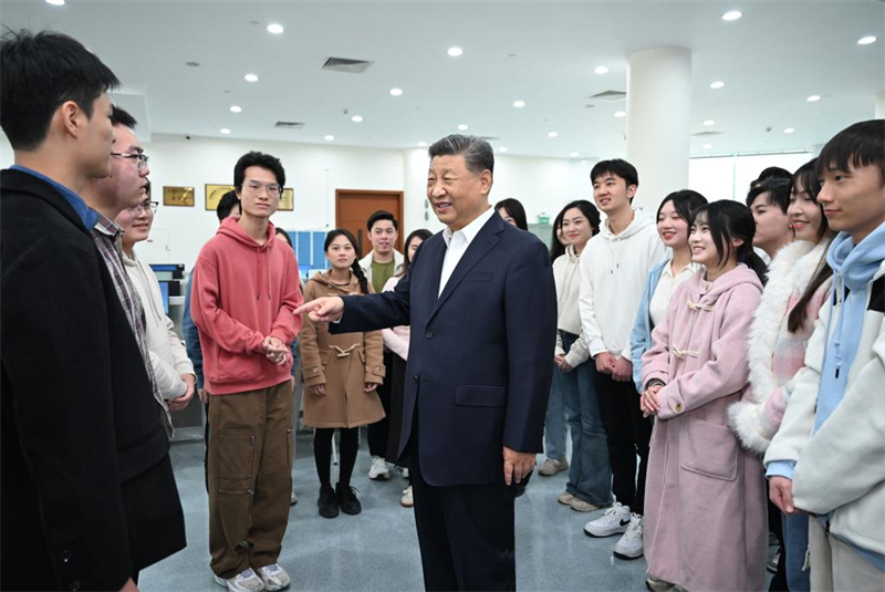 Xi Jinping visite l'Université des sciences et technologies de Macao