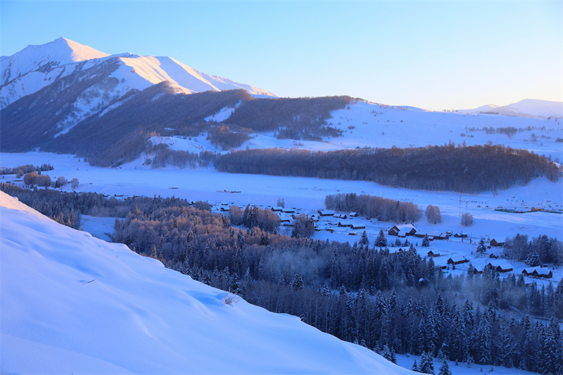 Xinjiang : recouvert de neige, le village de Hemu ressemble à un monde de contes de fées