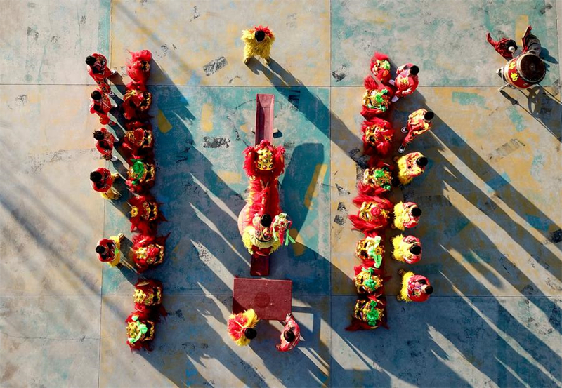 Hebei : l'art traditionnel de la danse du lion de Cangxian perpétué grâce à un soutien local