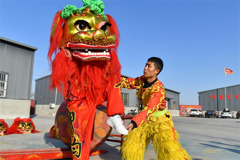 Hebei : l'art traditionnel de la danse du lion de Cangxian perpétué grâce à un soutien local