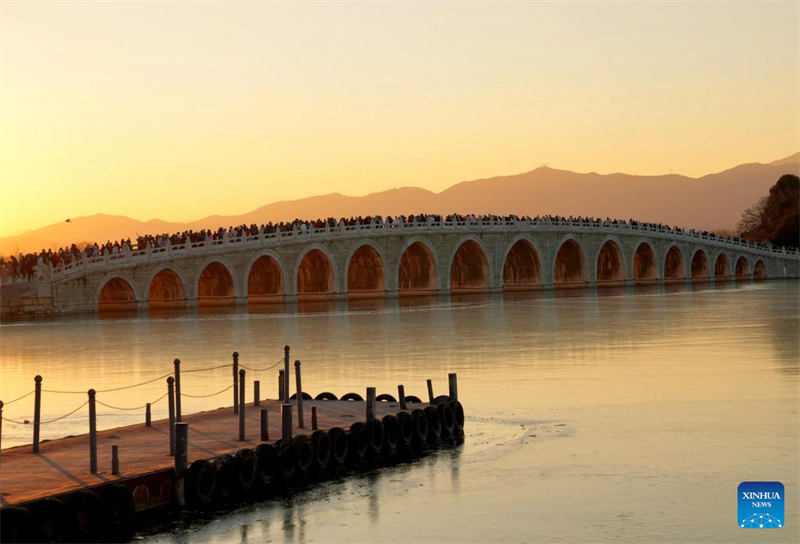 Beijing : des gens visitent le pont aux 17 Arches du Palais d'Été