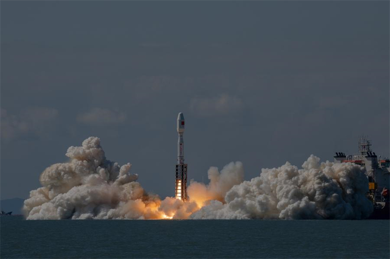 La fusée commerciale Smart Dragon-3 transportant huit satellites décolle des eaux près de la ville de Haiyang, dans la province chinoise du Shandong (est), le 24 septembre 2024. (Photo : Guo Houze)