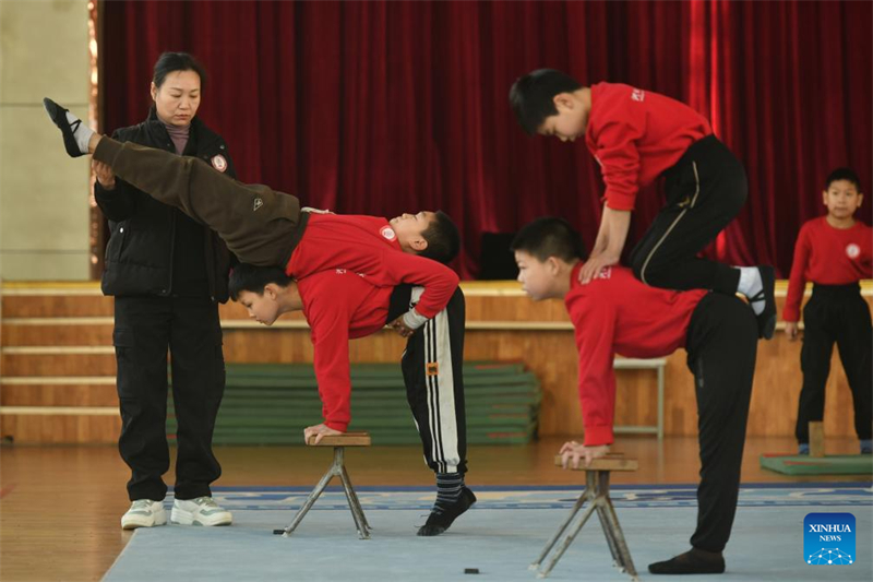 Hebei : les acrobaties traditionnelles de Wuqiao