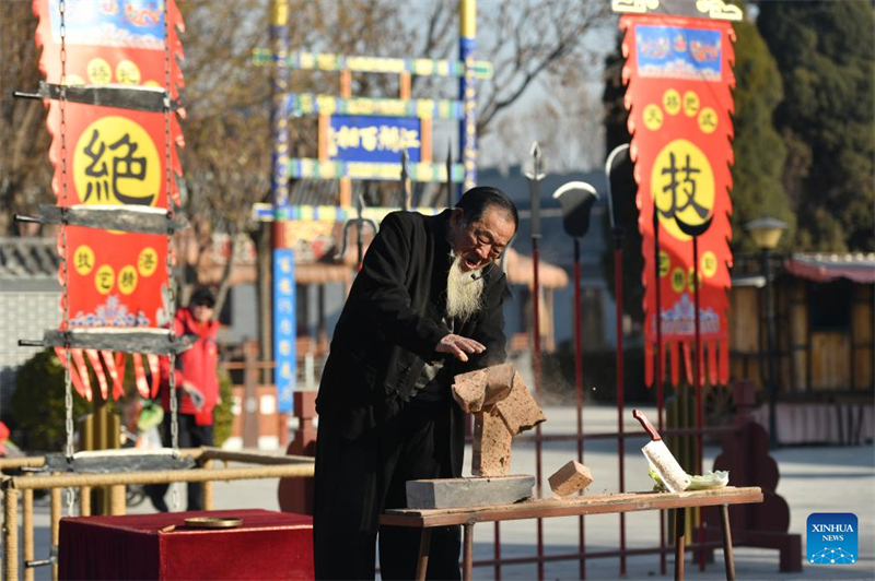 Hebei : les acrobaties traditionnelles de Wuqiao