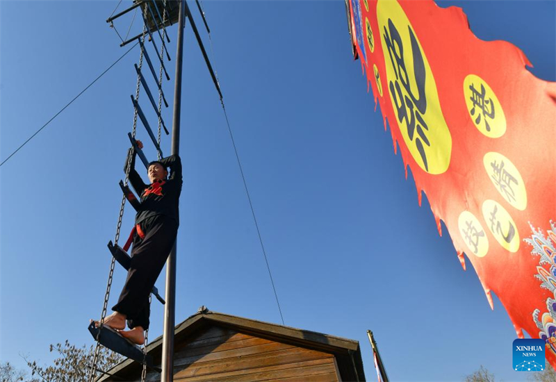 Hebei : les acrobaties traditionnelles de Wuqiao