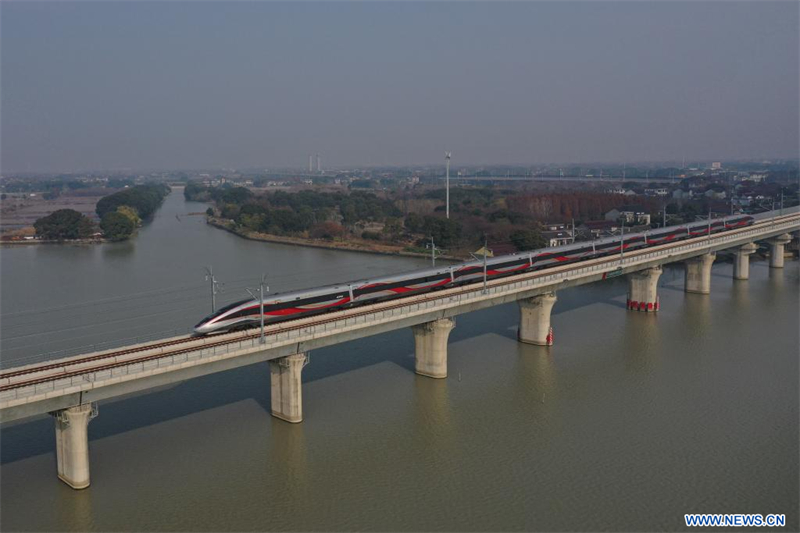 Une nouvelle ligne ferroviaire à grande vitesse renforce l'intégration des mégapoles de l'est de la Chine