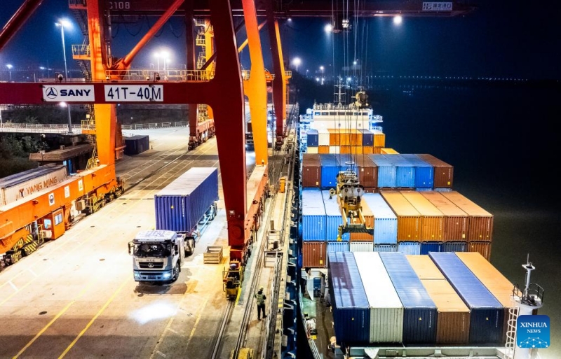 Hubei : le port de Yangluo à Wuhan, port majeur sur le fleuve Yangtsé