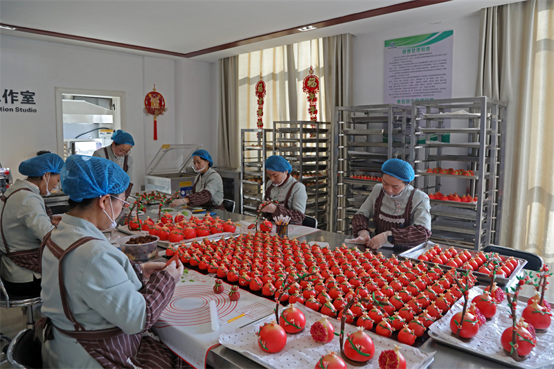 Shandong : la fabrication de petits pains festifs « Grenade Rouge » pour le Nouvel An à Zaozhuang