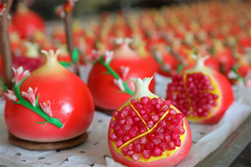 Shandong : la fabrication de petits pains festifs « Grenade Rouge » pour le Nouvel An à Zaozhuang