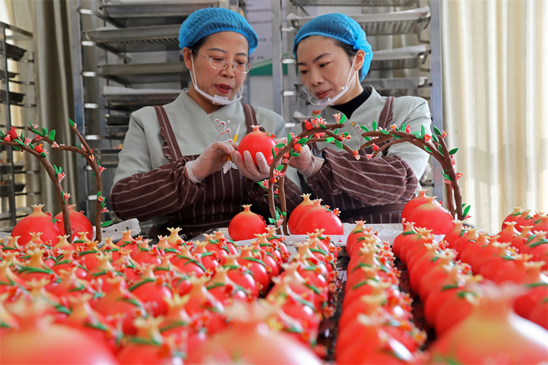 Shandong : la fabrication de petits pains festifs « Grenade Rouge » pour le Nouvel An à Zaozhuang