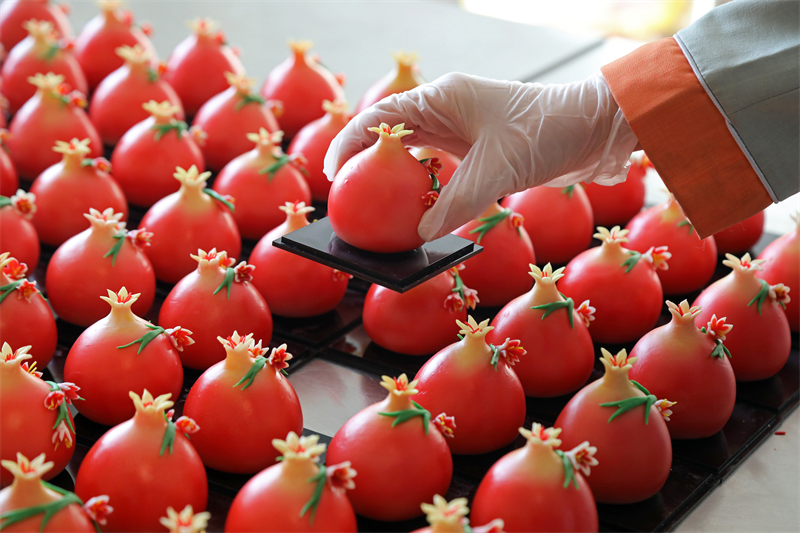 Shandong : la fabrication de petits pains festifs « Grenade Rouge » pour le Nouvel An à Zaozhuang