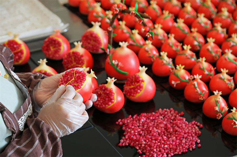 Shandong : la fabrication de petits pains festifs « Grenade Rouge » pour le Nouvel An à Zaozhuang