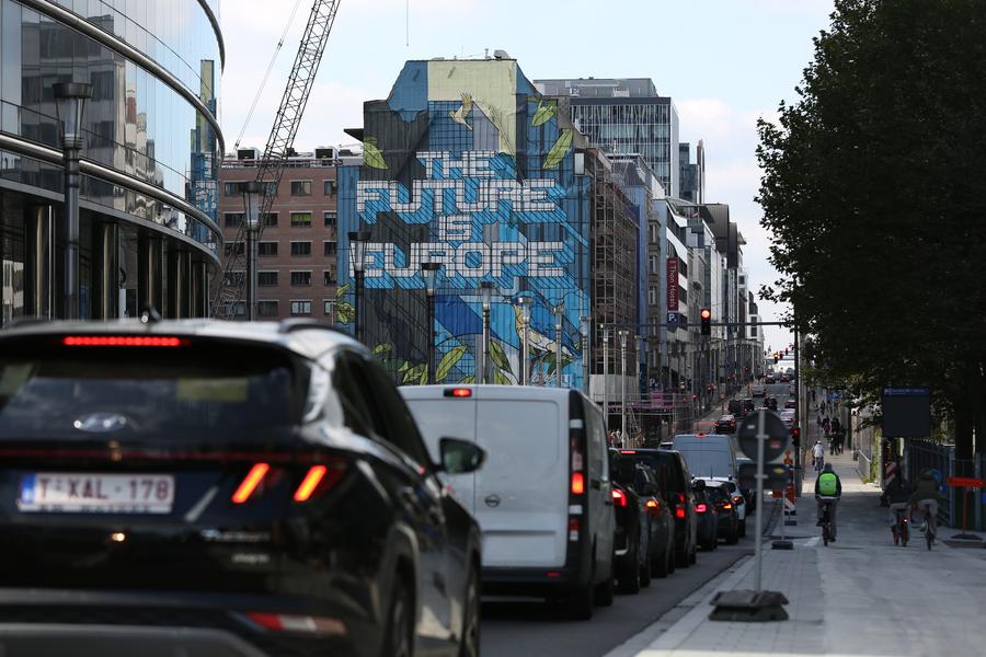 Des véhicules attendent au feu de circulation près du siège de l'UE à Bruxelles, en Belgique, le 4 octobre 2024. (Xinhua/Zhao Dingzhe)