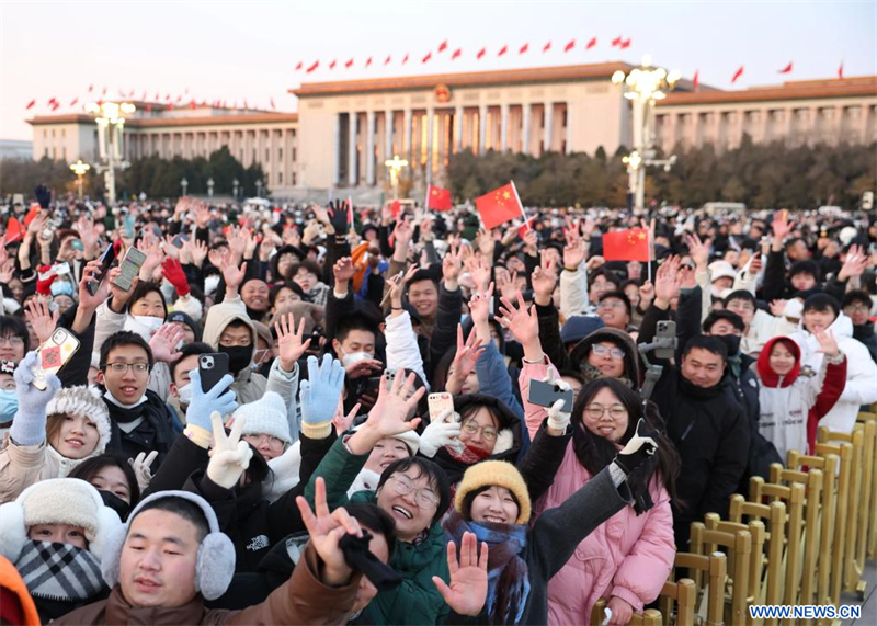 Chine : cérémonie de lever du drapeau national sur la place Tian'anmen à Beijing