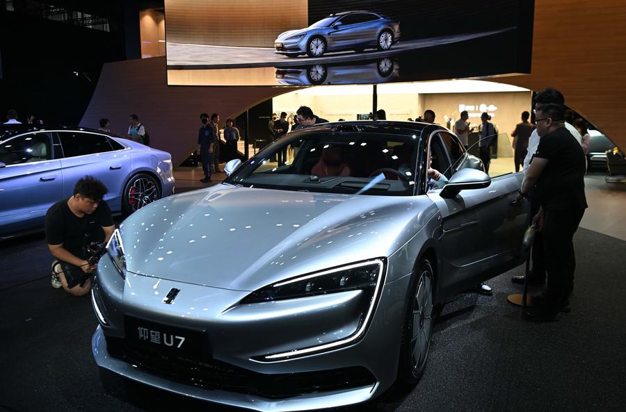 Une Yangwang U7 de BYD, lors du 22e Salon international de l'automobile de Guangzhou, capitale de la province chinoise du Guangdong (sud), le 15 novembre 2024. (Photo : Deng Hua)