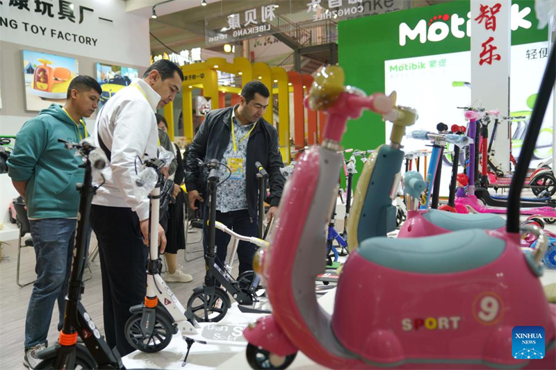 Des gens visitent la 18e Foire internationale du vélo, de la poussette et des jouets dans le comté de Pingxiang de la province du Hebei (nord de la Chine), le 26 octobre 2024. (Photo / Xinhua)