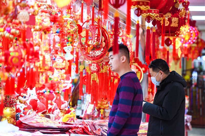 Jiangsu : les habitants de Nanjing achètent des marchandises de la Fête du Printemps