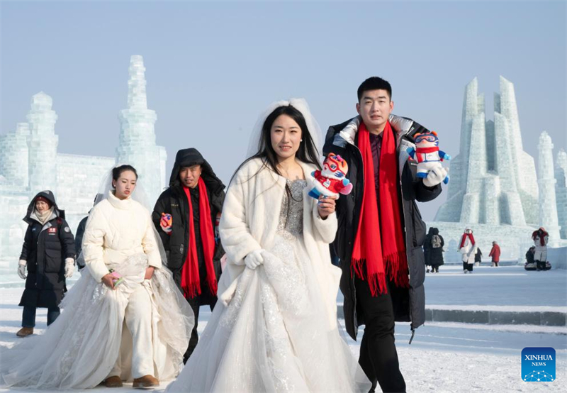 Heilongjiang : un mariage de groupe gratuit organisé au Monde de Glace et de Neige de Harbin