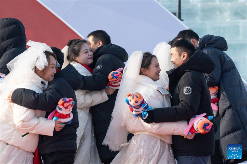 Heilongjiang : un mariage de groupe gratuit organisé au Monde de Glace et de Neige de Harbin