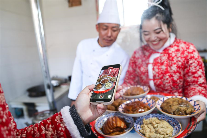 Gansu : à l'approche de la Fête du Printemps, les vloggers et diffuseurs en direct font la promotion des spécialités locales de Qingyang