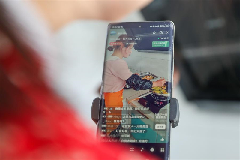 Gansu : à l'approche de la Fête du Printemps, les vloggers et diffuseurs en direct font la promotion des spécialités locales de Qingyang