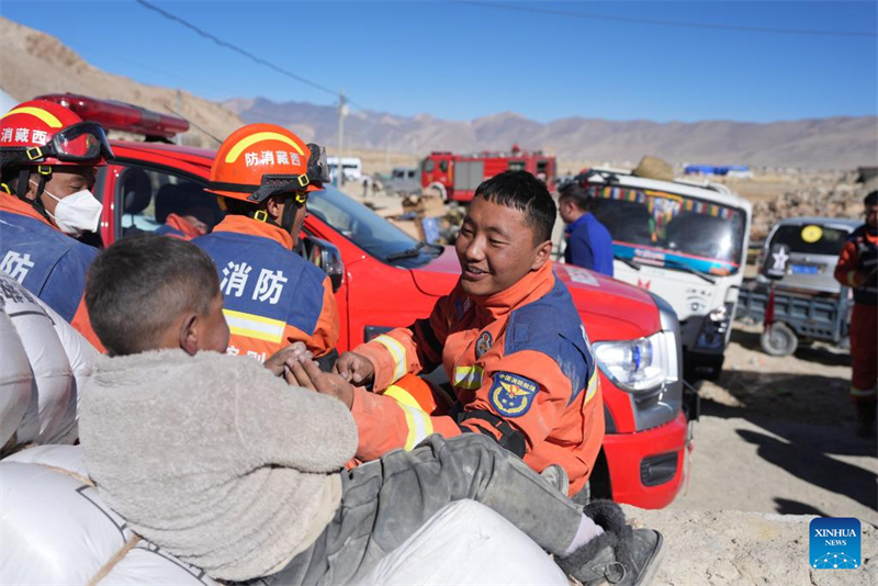 Xizang : les efforts de sauvetage et de secours se poursuivent après le tremblement de terre à Dingri