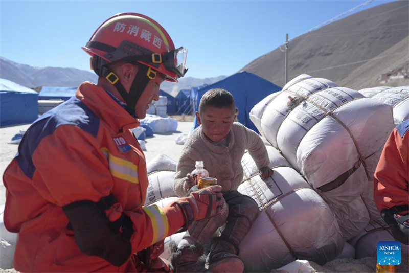 Xizang : les efforts de sauvetage et de secours se poursuivent après le tremblement de terre à Dingri