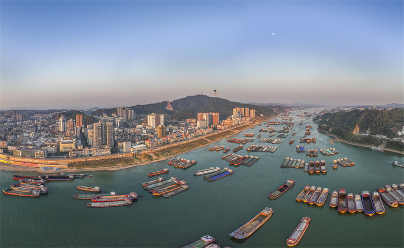 Guangxi : le trafic de navires sur la rivière Xijiang à Wuzhou bat son plein