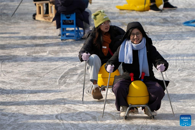 En photos : les Pékinois s'amusent sur la patinoire du Parc Tuanjiehu