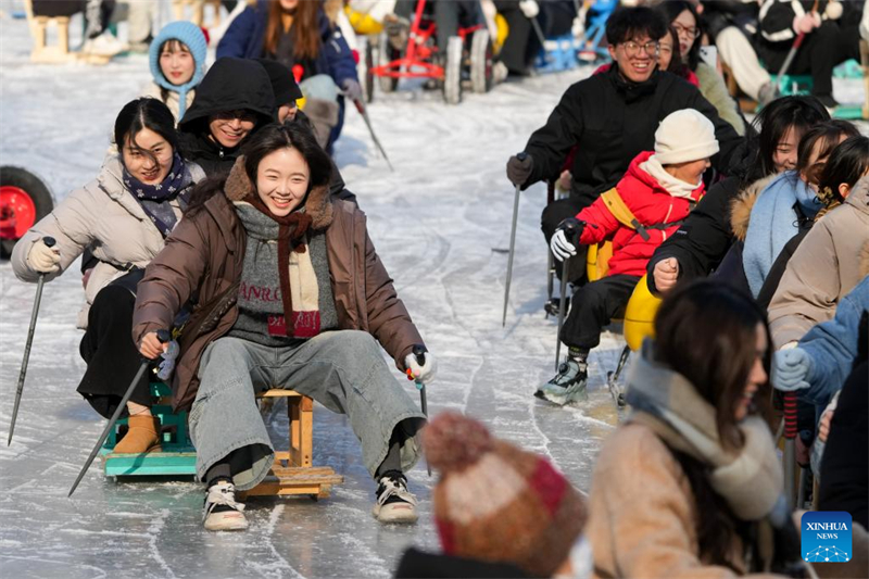 En photos : les Pékinois s'amusent sur la patinoire du Parc Tuanjiehu