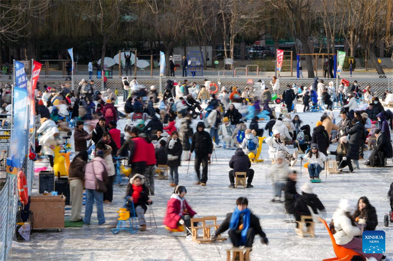 En photos : les Pékinois s'amusent sur la patinoire du Parc Tuanjiehu