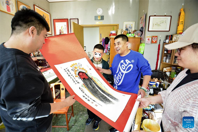 Un héritier du patrimoine culturel intangible fait perdurer la peinture de maquillage facial de l'opéra de Beijing