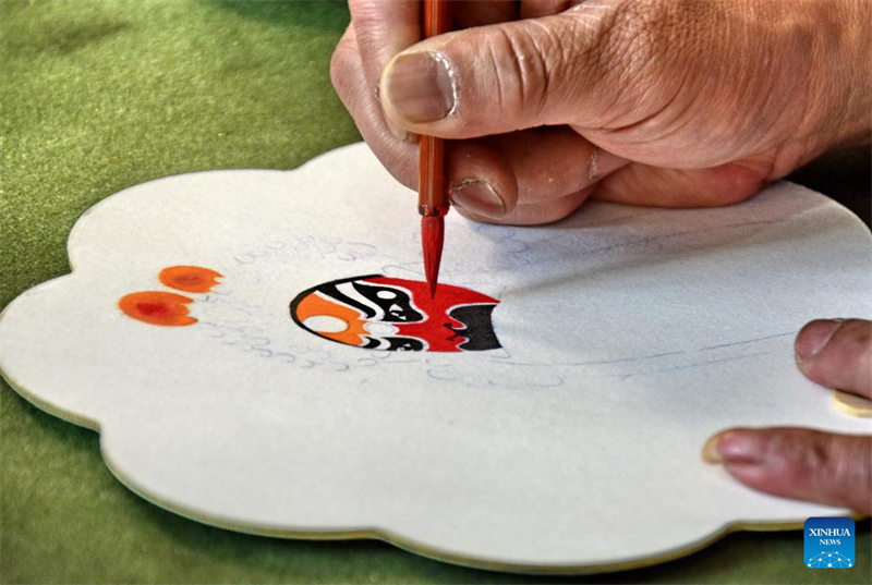 Un héritier du patrimoine culturel intangible fait perdurer la peinture de maquillage facial de l'opéra de Beijing