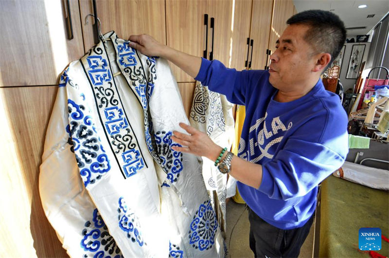 Un héritier du patrimoine culturel intangible fait perdurer la peinture de maquillage facial de l'opéra de Beijing